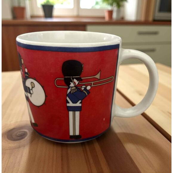 Vintage Marching Band Toy Soldier Mug Red Blue Ceramic Japan 1970s Mid Century - Picture 3 of 5